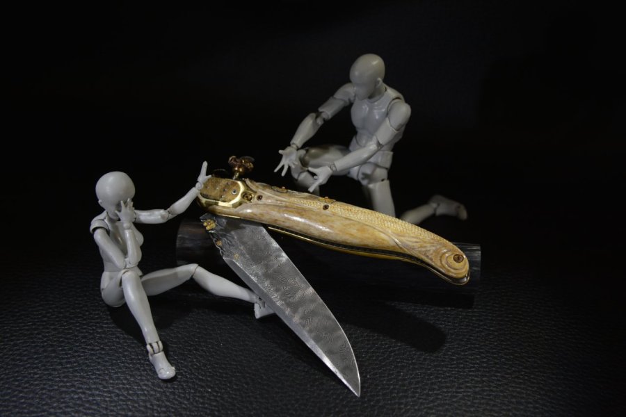 Couteau pliant en damas ciselé et sculpté en 3 D - La danse de l'abeille- par Alain Valette <p>Couteau pliant en damas ciselé et sculpté en 3 D - La danse de l'abeille- par Alain Valette</p>